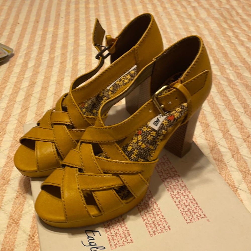 American Eagle strap shoes 3.5 heel